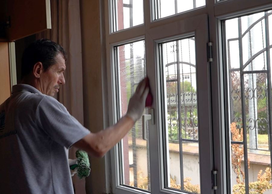 Tuzla’da Yaşayan 65 Yaş Üstü Vatandaşların Ev Temizliği Belediye Ekipleri Tarafından Yapıyor